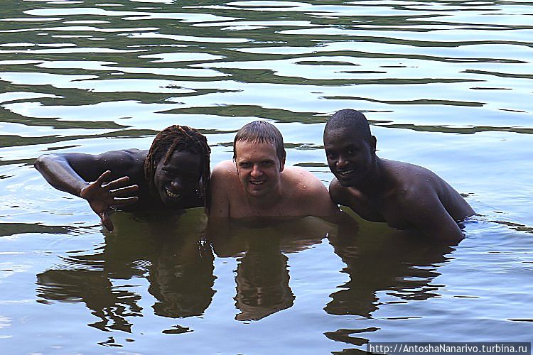 Автор нырнул в озеро Киву и вынырнул вот в такой теплой афрокомпании Кибюи, Руанда