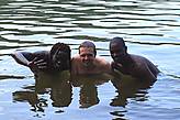 Автор нырнул в озеро Киву и вынырнул вот в такой теплой афрокомпании