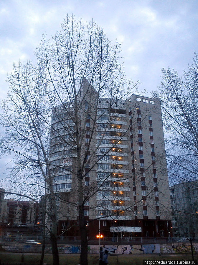 А это здание — прямо напротив Красноярск, Россия А это здание — прямо напротив Красноярск, Россия