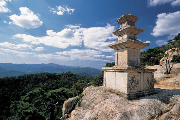 Монументы горы Намсан / Mount Namsan monuments