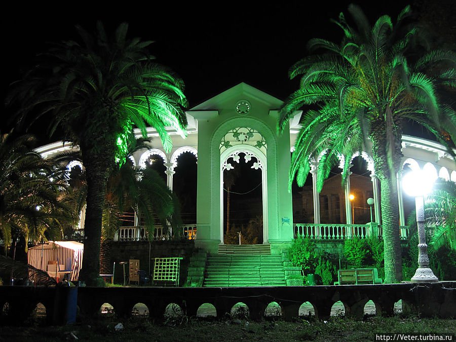 Огромные пальмы чем-то напоминают сторожей, охраняющих вход в эту долину сказок. Огромные пальмы чем-то напоминают сторожей, охраняющих вход в эту долину сказок.