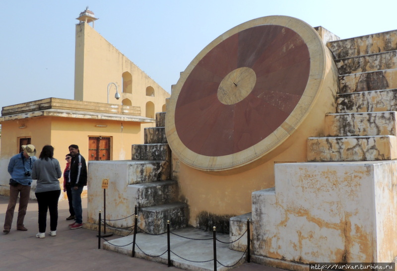Обсерватория Джантар Мантар в индийском Джайпуре Джайпур, Индия