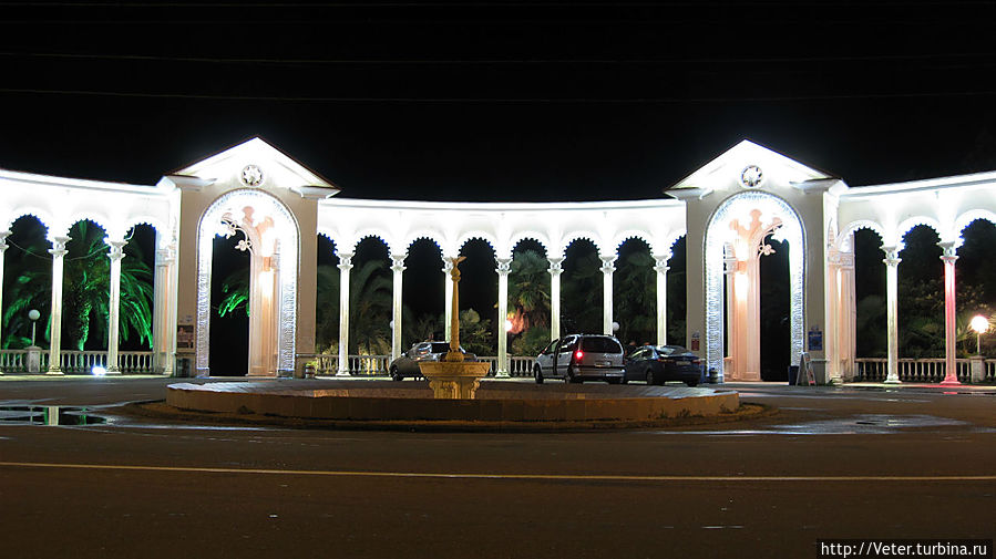Колоннада и фонтан – центральный вид. Гагра, Абхазия