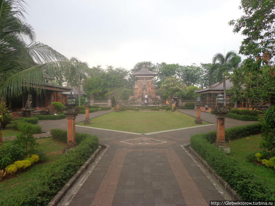 Павильон Бали в парке 