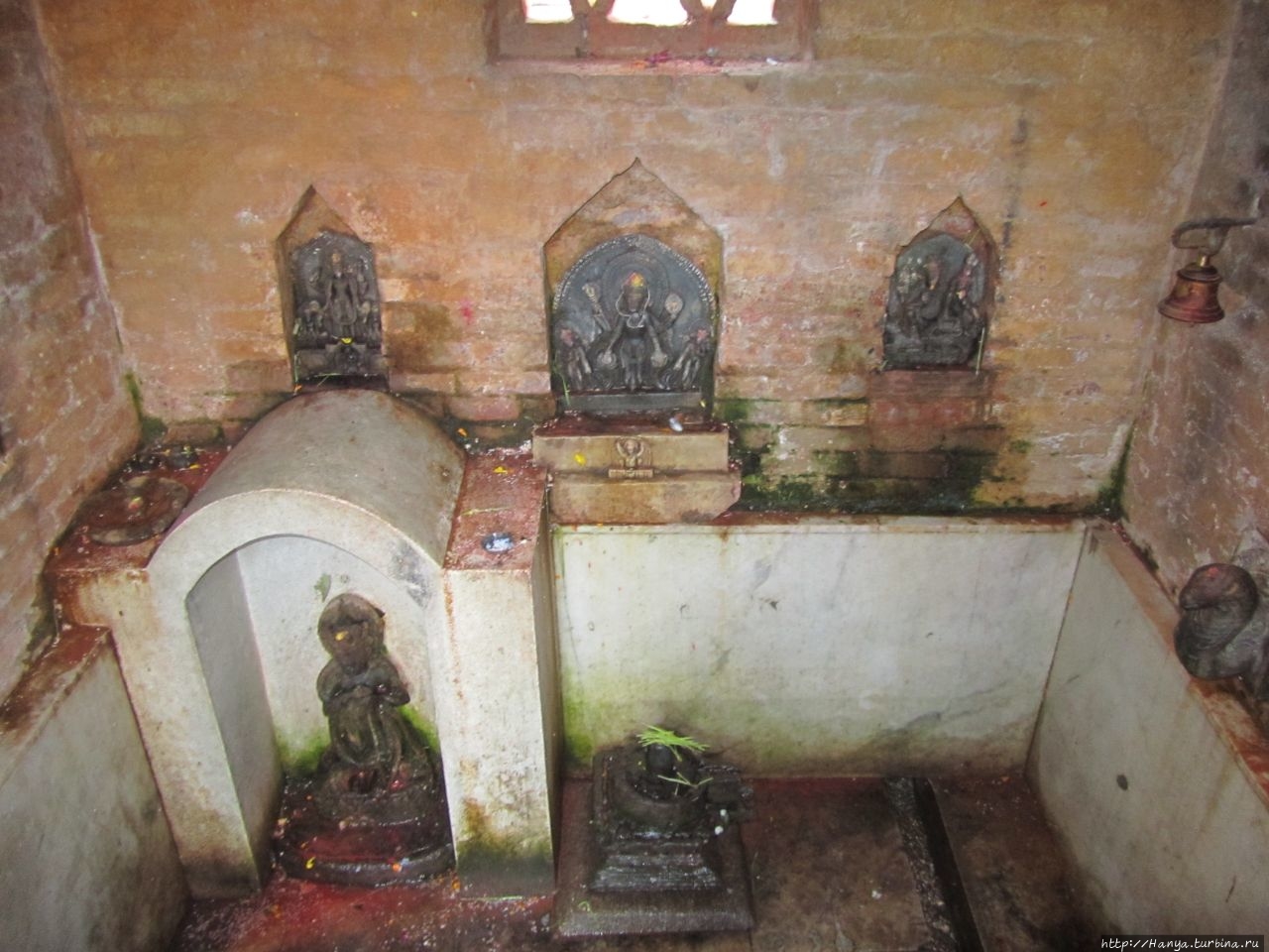 Источник Gauri Kunda в храмовом комплексе Kumbheshwor