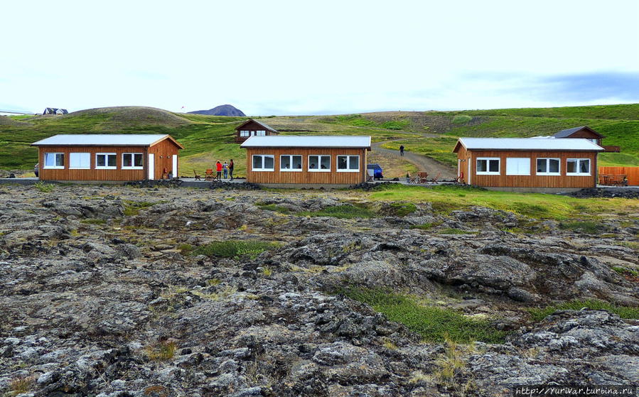 Отель стоит посреди вулканического поля лавы Рейкьяхлид, Исландия