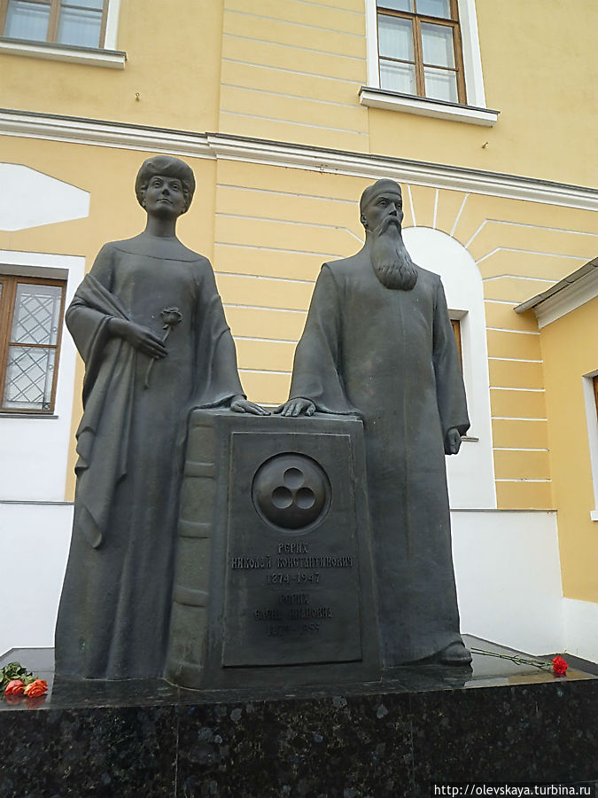 Авторы -С.Манцеров, В.Кузнецов. В цокольной части — титановые капуслы с прахом Н.и Е.Рерих Москва, Россия