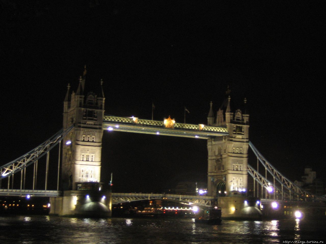 Лондон. Вид на вечернюю набережную Темзы и мост Тауэр Лондон, Великобритания