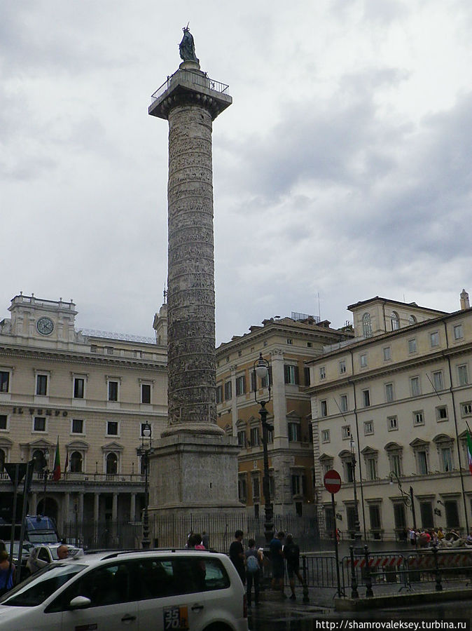 Императорская колонна на площади её имени Рим, Италия