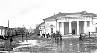 Эта фотография была сделана в начале XX века. Здание Гауптвахты находится на Сусанинской площади, рядом с Пожарной каланчой, и составляет с ней единый по архитектурному стилю ансамбль.