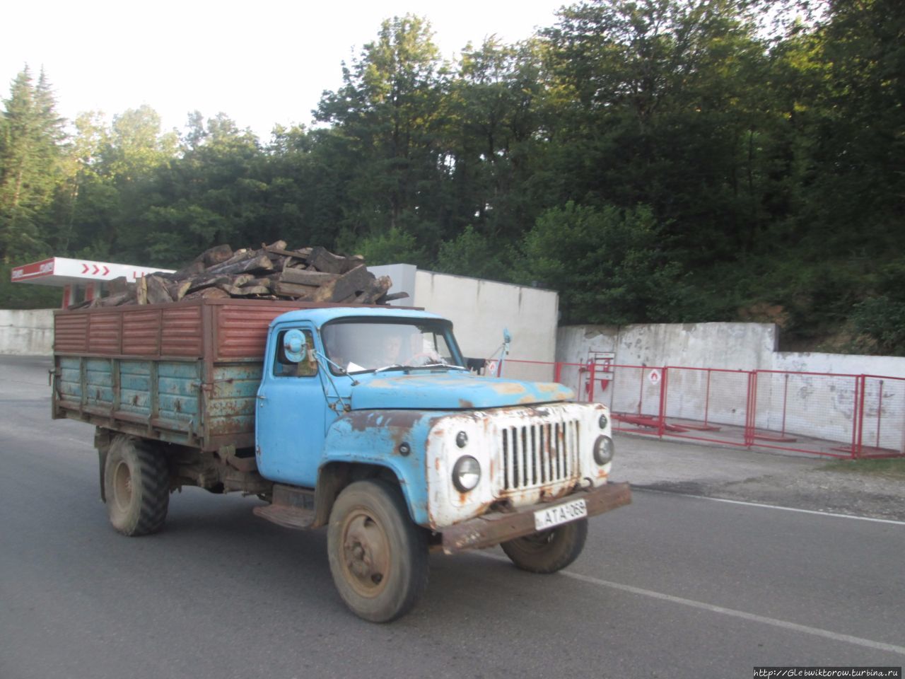 Окраина Ткибули и поездка автостопом в Кутаиси Ткибули, Грузия