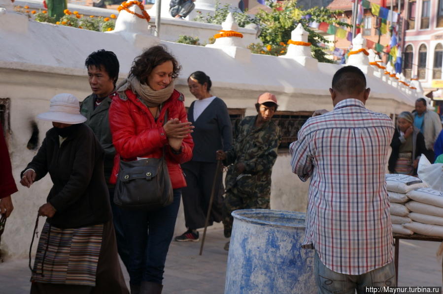 Благотворительное  дело  сделано,  известка  попала  по  назначению  —  можно  отряхнуть  руки. Катманду, Непал