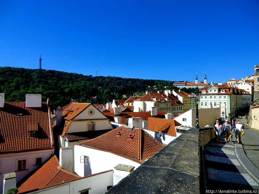 Берег левый, берег правый: красный град над бурной Влтавой Прага, Чехия