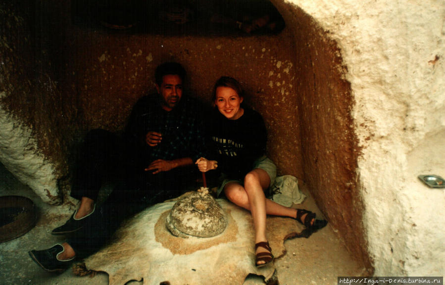 С гидом в жилище берберской женщины, селение Матмата Сусс, Тунис