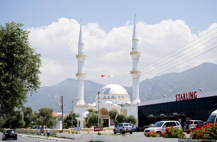 На въезде в Кирению симпатичная белая мечеть. Первое напоминание о том, что мы на мусульманских территориях. Кирения, Турецкая Республика Северного Кипра