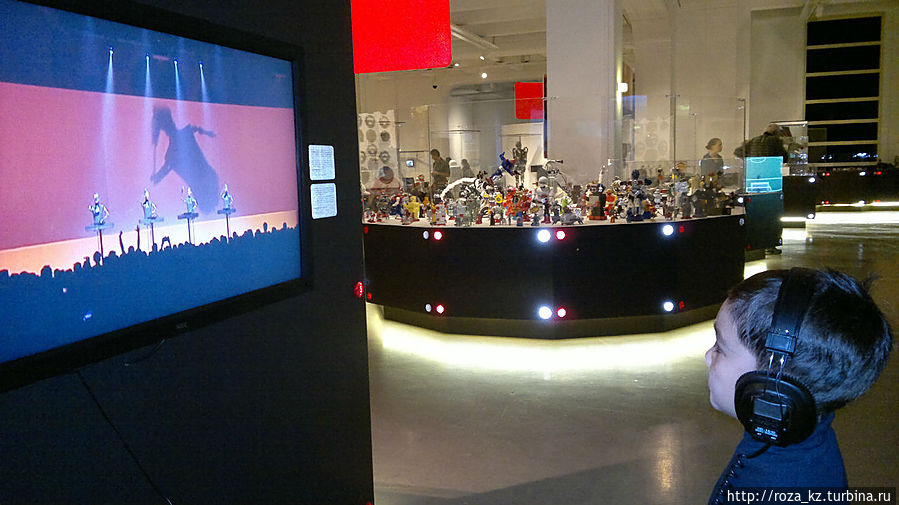 здесь концерт роботов — артистов