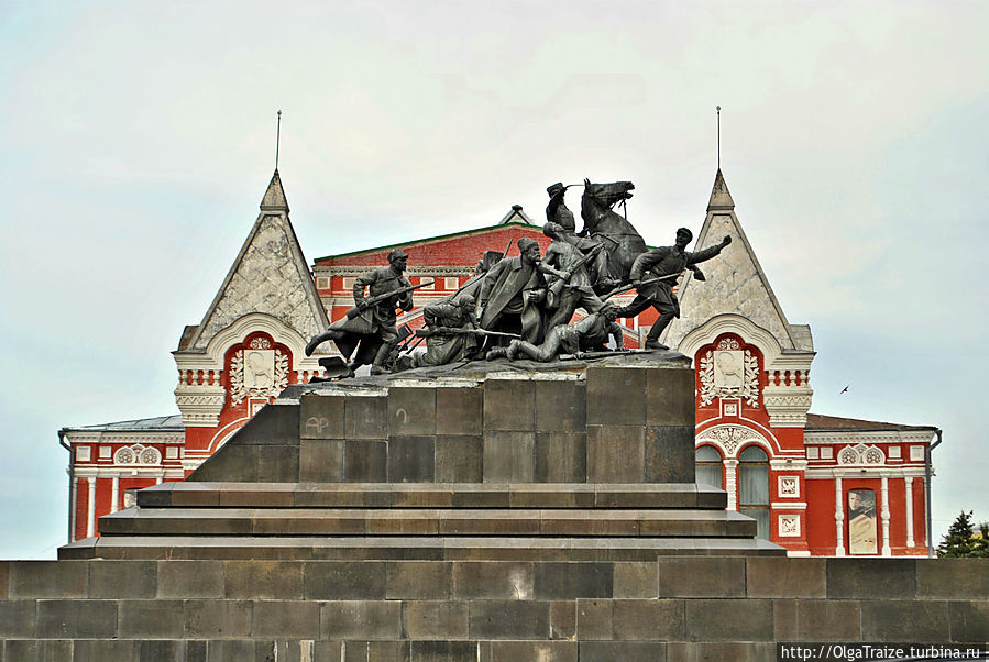 Возле самары. Памятник Чапаеву Самара. Памятник Василию Чапаеву в Самаре. Самарский театр драмы памятник Чапаеву. Памятник Василию Ивановичу Чапаеву в Самаре.