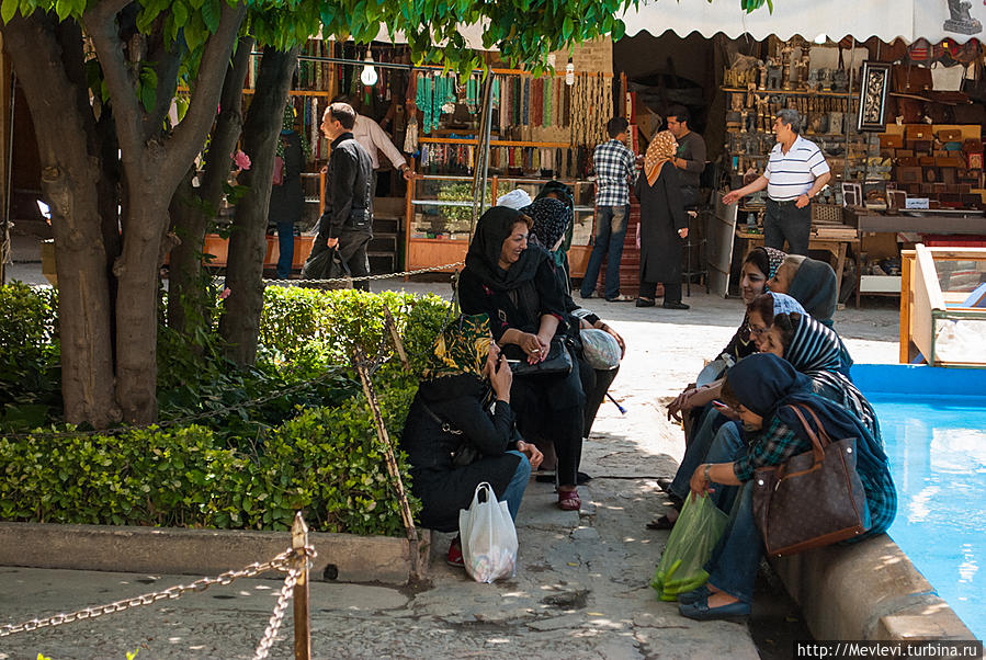Восточный базар в иранском городе Шираз