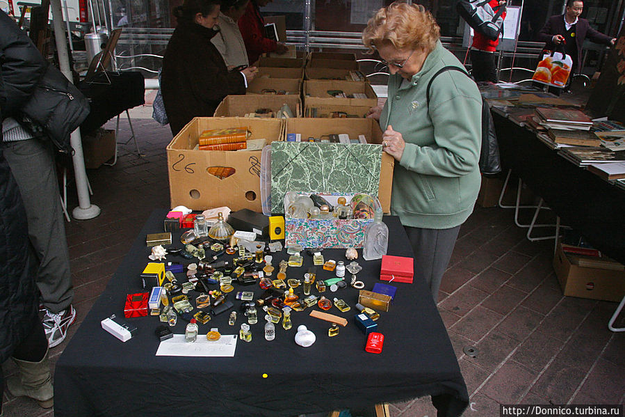 наслаждение запахом или наслаждение чтением? Ницца, Франция