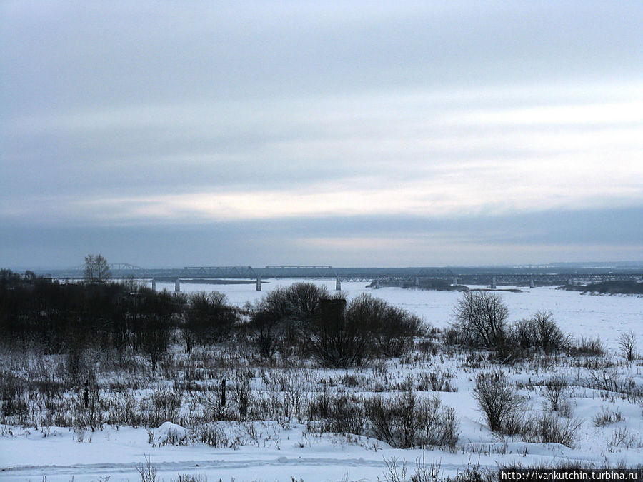 Вдалеке видно мост через Двину. В условиях дефицита металла (1935) на его строительство использовали сталь, демонтированную с Московского дворца съездов.