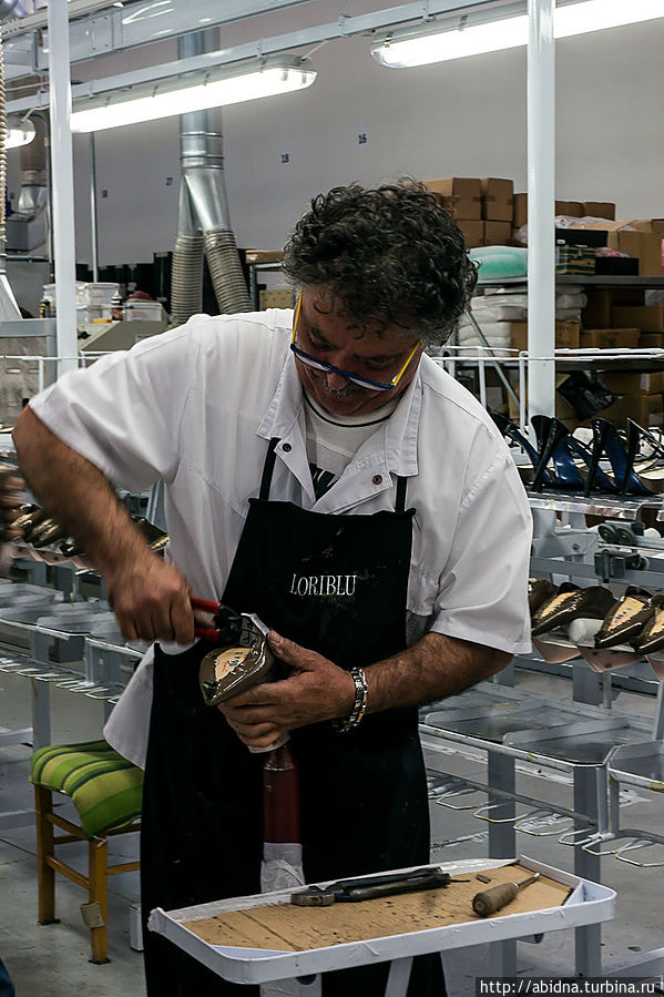 Над каждой парой обуви вручную работает несколько мастеров. Обратите внимание, все работники местные, не таджики! Марке, Италия