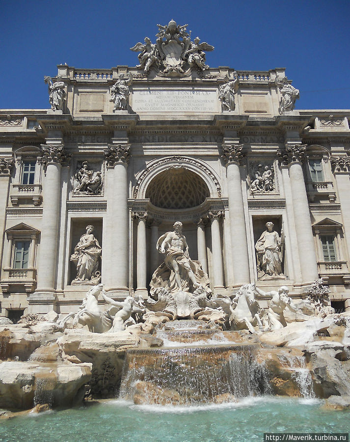 Самый большой фонтан Рима — фонтан Треви. Ширина — 20 метров, высота — 26 метров. Рим, Италия