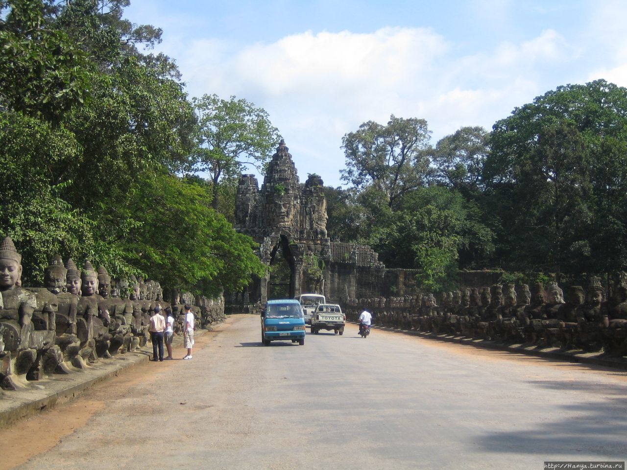 Южные ворота, ведущие в Ангкор Том