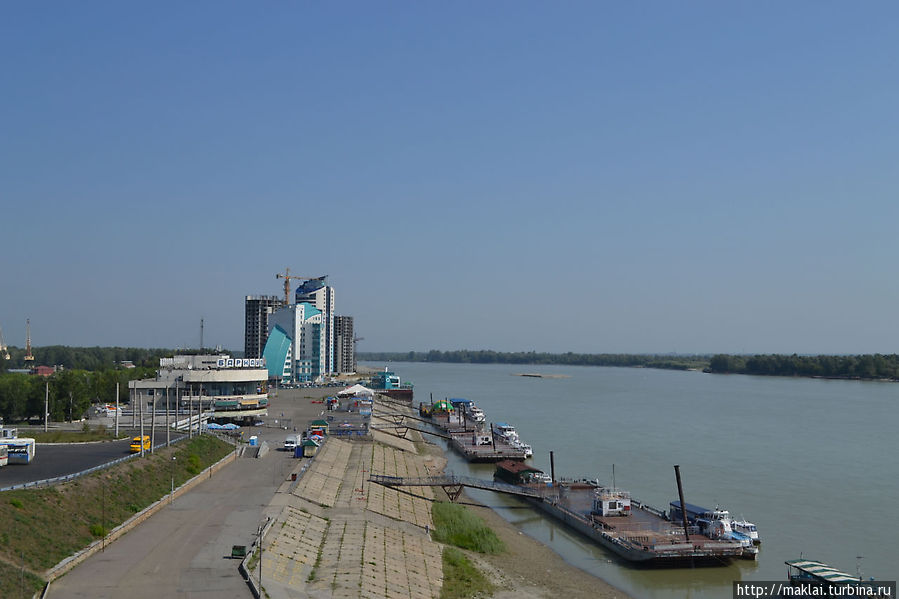 Вид на набережную Оби с моста. Барнаул, Россия