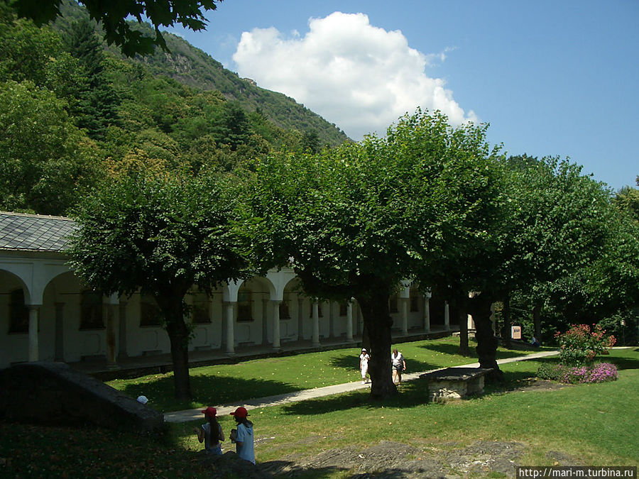 В горах. Церковь 16 века с фресковыми росписями на библейские темы.