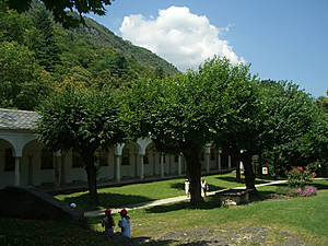 В горах. Церковь 16 века с фресковыми росписями на библейские темы.