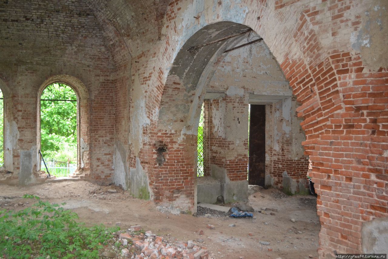 Всехсвятская кладбищенская церковь Крапивна, Россия