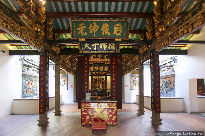 Храм Юэ Хай Цин. Интерьер