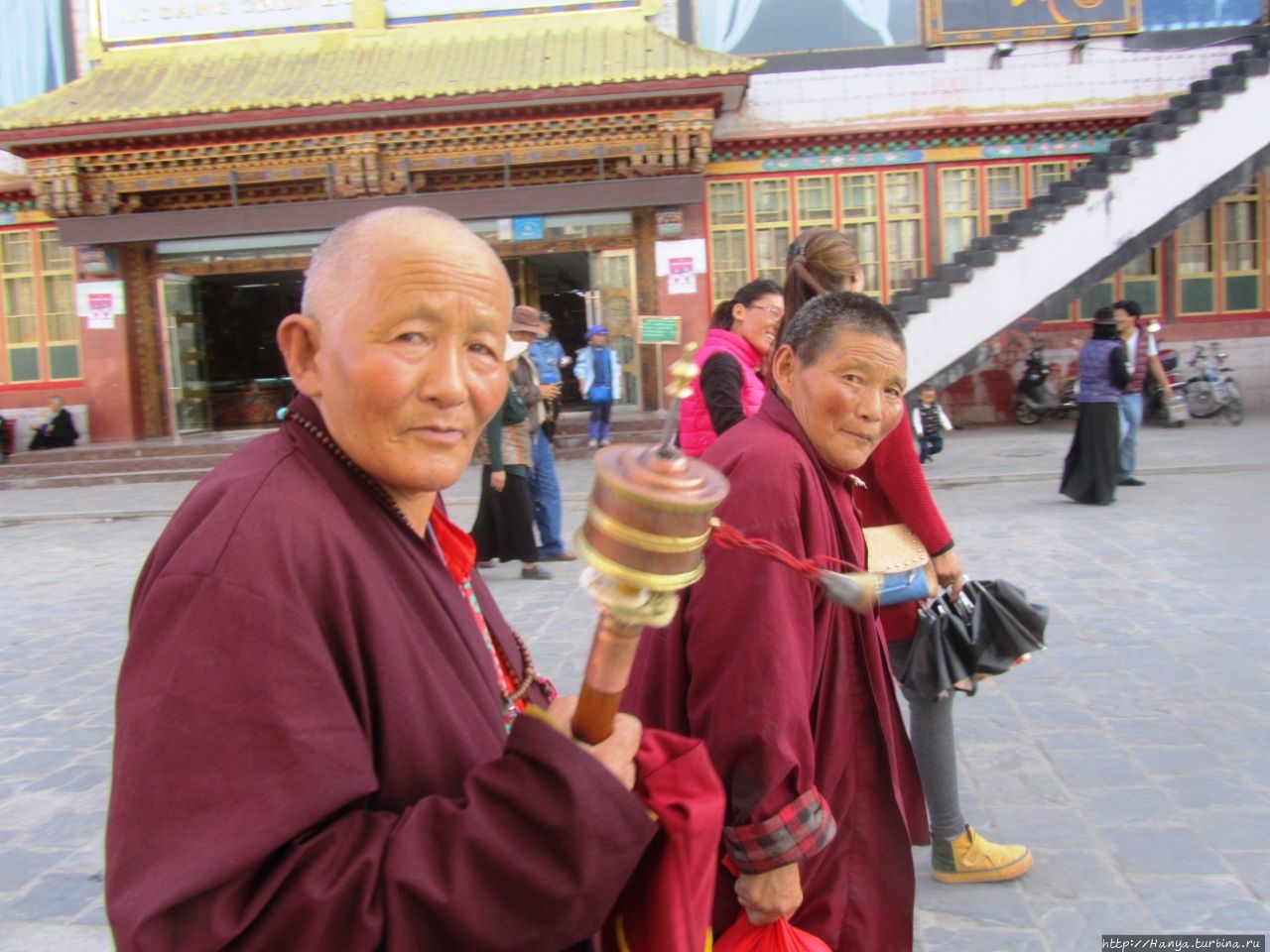 Barkhor Street — Старая часть Лхасы / Old Quarter of Lhasa (Barkhor Street)