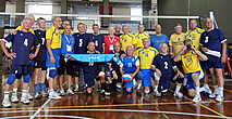 Сборная Украины (в синей форме) — стала чемпионом мира по волейболу в WMG-2013 в возрастной группе 70+.