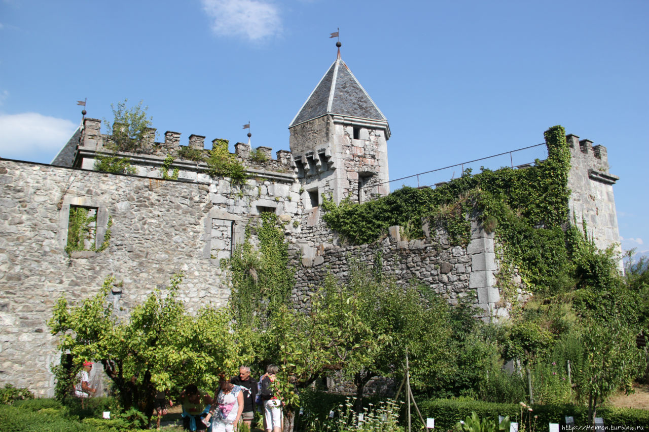 за стенами виднеется одна из башен донжона Рона-Альпы, Франция