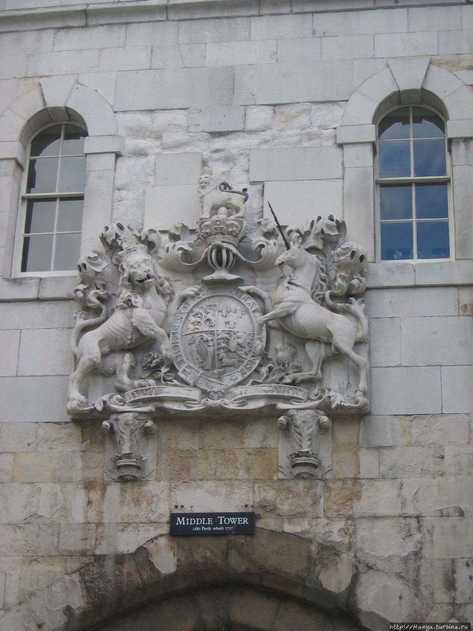 Королевский герб на Средней Башне лондонского Тауэра Лондон, Великобритания