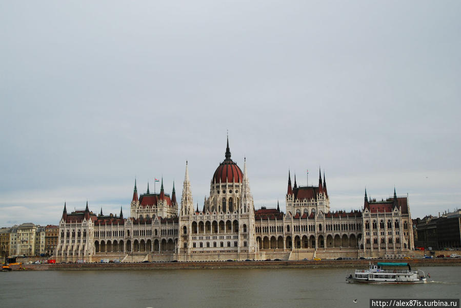 Здание парламента, собственно из-за которого я 2 года назад обратил внимание на этот город и опаля)я тут) Про него можно почитать немного интересностей) Будапешт, Венгрия