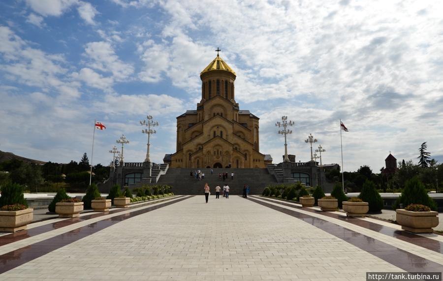 Цминда Самеба или Собор Святой Троицы, на сегодняшний день самый высокий собор в Грузии, высотой почти 106 метров.
Строительство храма началось в 1995 году, а первое богослужение состоялось только спустя 9 лет, в декабре 2002 года. Тбилиси, Грузия