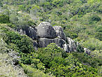 Вокруг много старых дагоб и скальных образований, в которых есть пещеры. По преданиям первые монахи жили именно в них