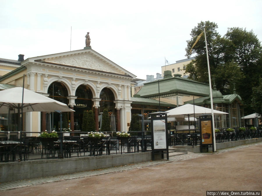 В восточном конце Эспланады в 1867 по проекту Хампуса Дальстрёма возникает парковый павильон с буфетом. В 1891 его перестроили в летний ресторан Капелли. Хельсинки, Финляндия