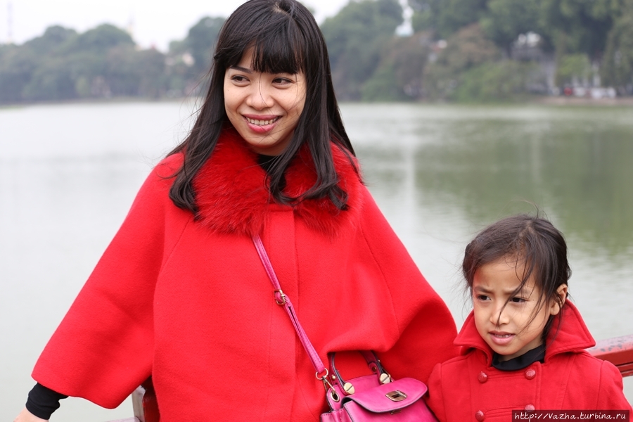 Люди на красном мосту Ханой, Вьетнам