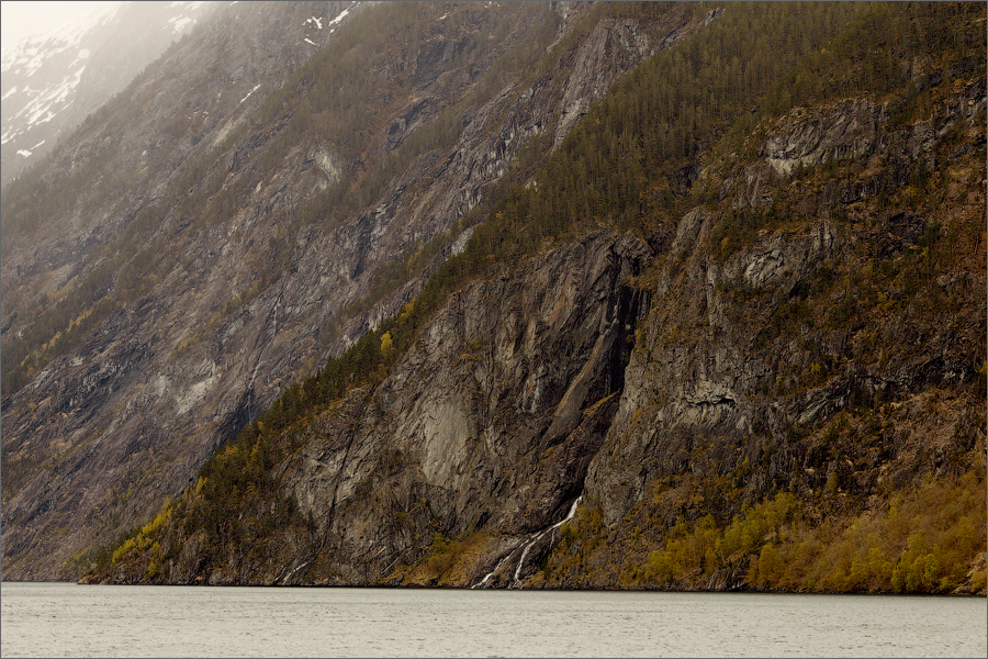 Вначале очень увлекает снимать водопады, первые полчаса ты снимаешь каждый ручеек с гор, потом отвлекаешься только на большие, уже через 4 часа плаванья становится даже лень выйти из теплого салона.