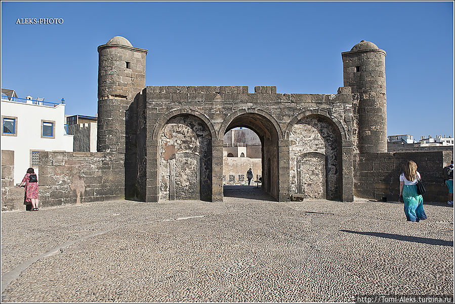 Вход в бастион Скала де ля Виль. Здесь любят гулять вечерами местные жители и туристы...
*