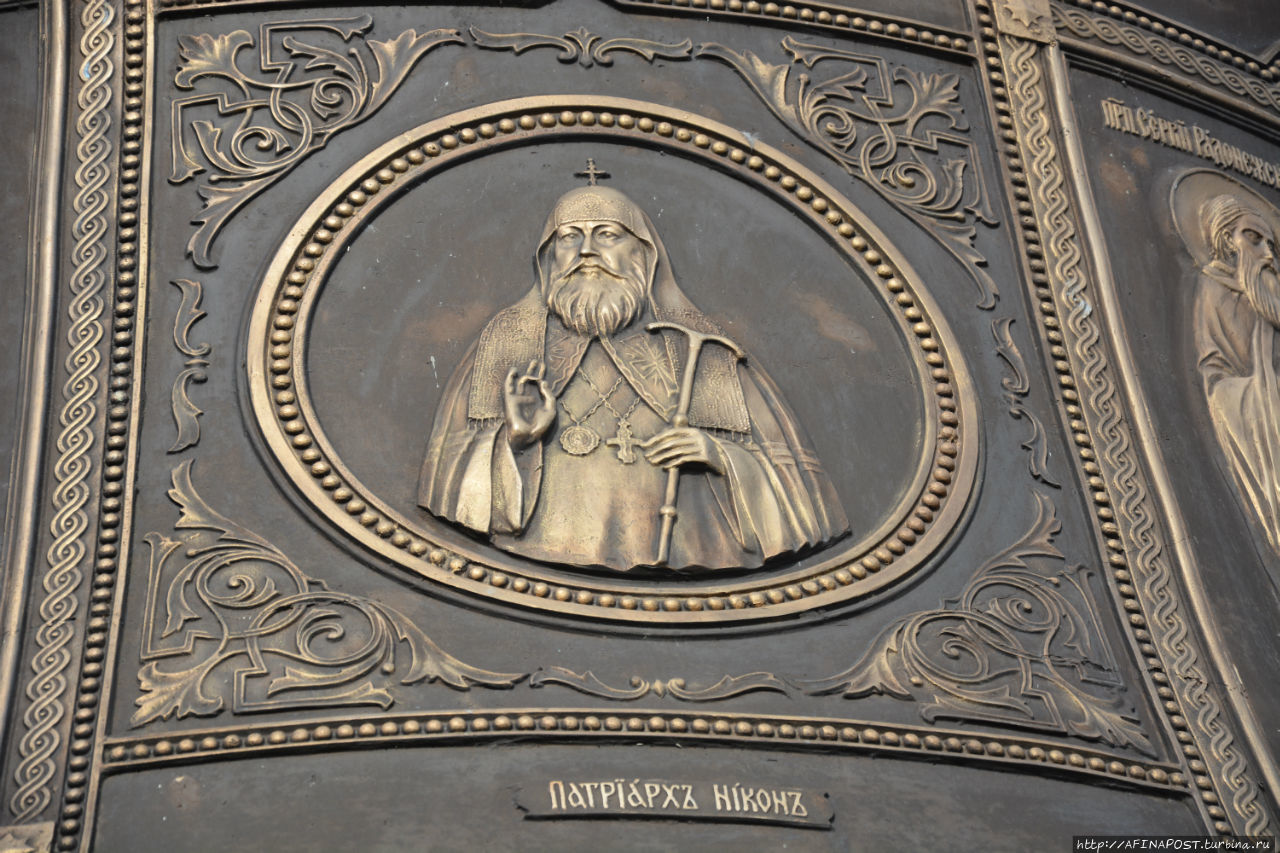 Кафедральный собор Александра Невского и колокол 