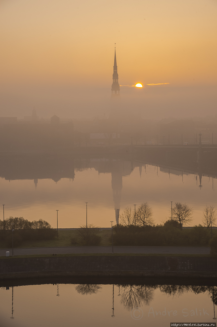Туманное утро над Старой Ригой Рига, Латвия
