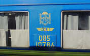 Эмблема Крымских железных дорог на вагоне поезда Москва — Нальчик/Симферополь.