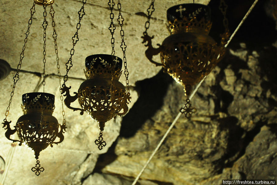 Обилие лампад под сводами над лестницей настраивает  по-особому еще при спуске к алтарю. Иерусалим, Израиль