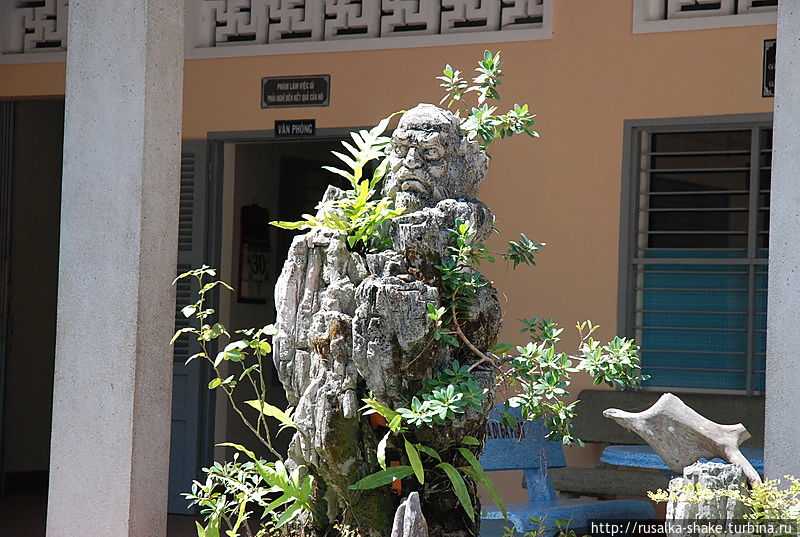 Прогулка между пагодой и статуей Нячанг, Вьетнам