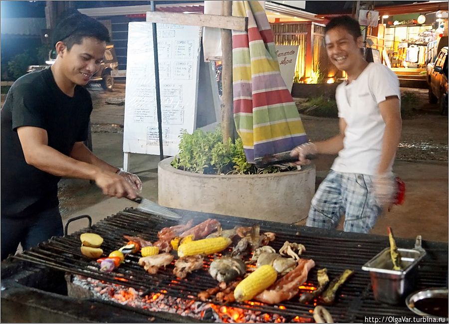 Вечером всё побережье приходит в движение. Отовсюду доносятся запахи гриля, которые не могут оставить равнодушными  даже самого сытого туриста