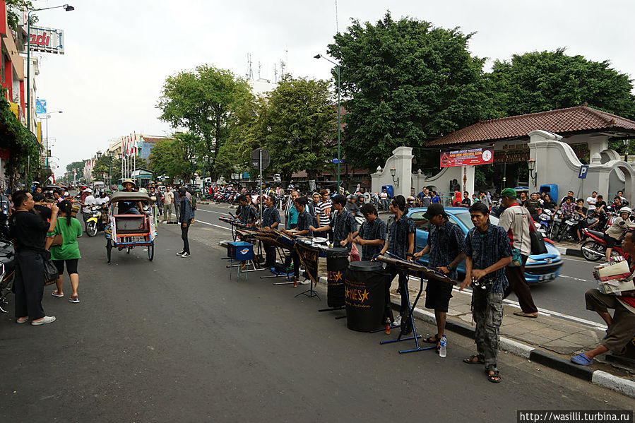Выступление уличных музыкантов. Джокьякарта. Ява, Индонезия